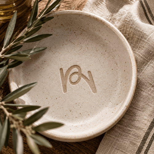 Assiette avec le logo de maison pomme et romarin