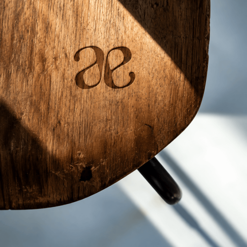 Chaise bois avec le logo Athanor Atelier