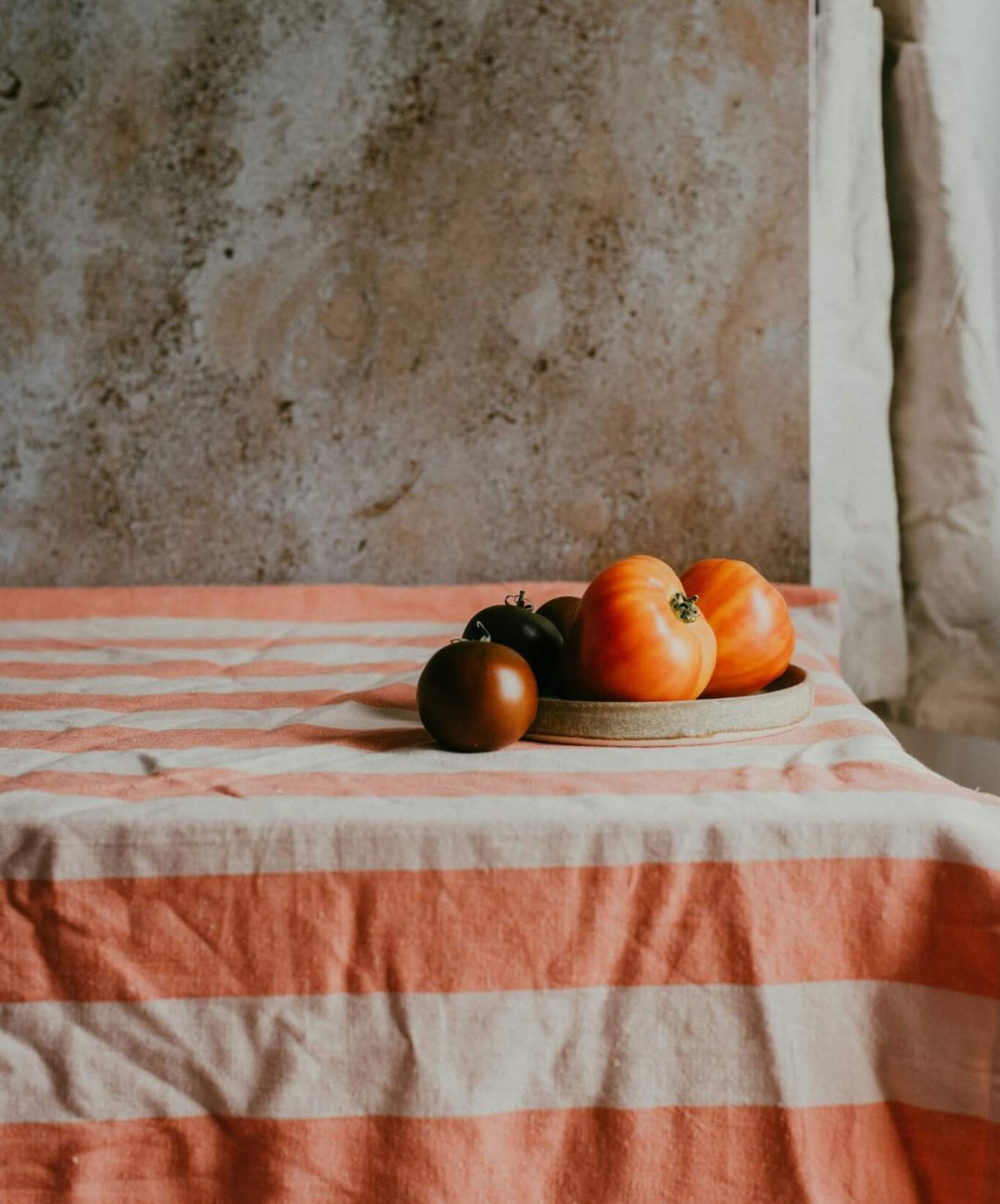 tomates sur une nappe