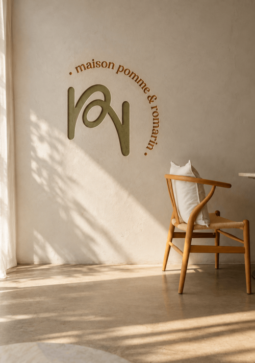 Mur avec le logo de maison pomme et romarin