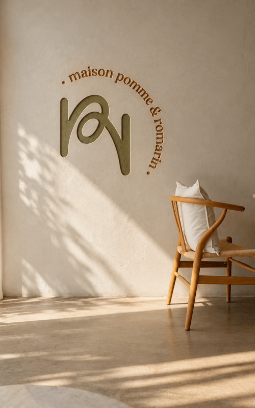 Mur avec le logo de maison pomme et romarin