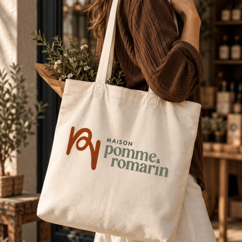 Tote bag avec le logo de maison pomme et romarin